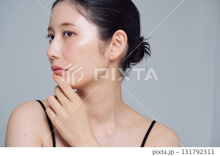 若い女性のメイクアップイメージ 131792311