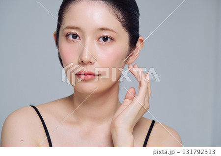 若い女性のメイクアップイメージ 131792313