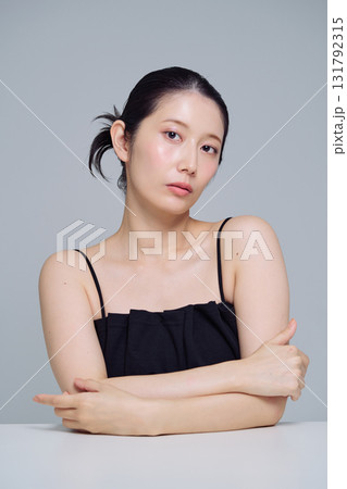 若い女性のメイクアップイメージ 131792315