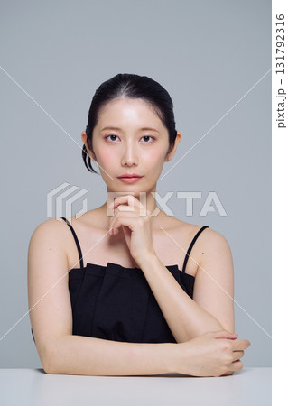 若い女性のメイクアップイメージ 131792316