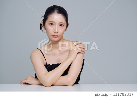 若い女性のメイクアップイメージ 若い女性のメイクアップイメージ 131792317