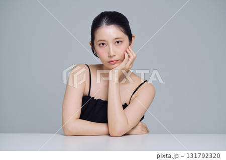 若い女性のメイクアップイメージ 若い女性のメイクアップイメージ 131792320
