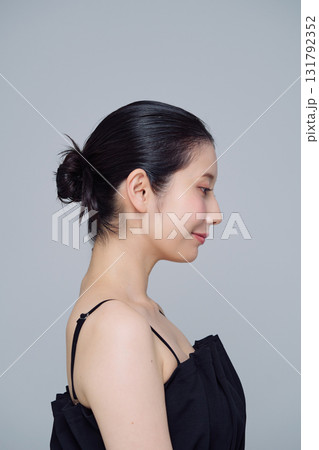 若い女性のメイクアップイメージ 131792352