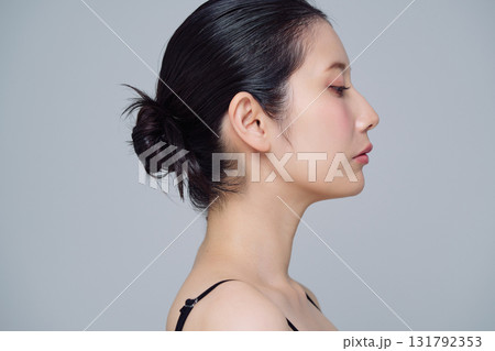 若い女性のメイクアップイメージ 131792353