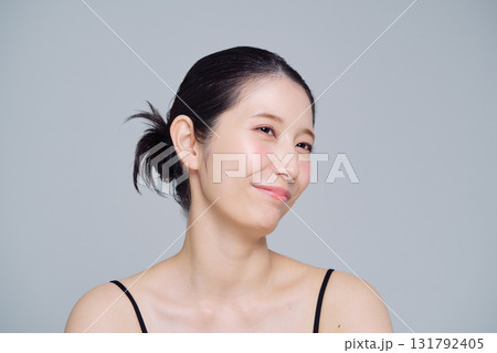 若い女性のメイクアップイメージ 131792405