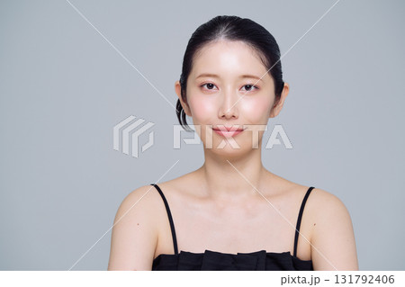 若い女性のメイクアップイメージ 131792406