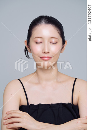 若い女性のメイクアップイメージ 131792407