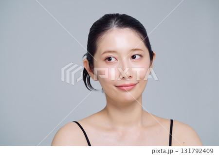 若い女性のメイクアップイメージ 若い女性のメイクアップイメージ 131792409