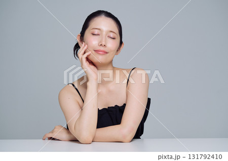 若い女性のメイクアップイメージ 131792410