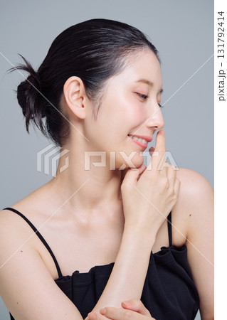 若い女性のメイクアップイメージ 131792414