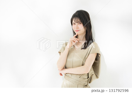 女性　笑顔	 131792596