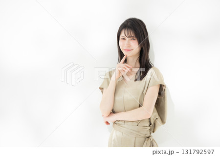 女性　笑顔	 131792597