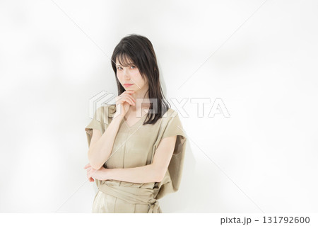 女性　笑顔	 131792600