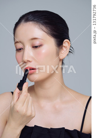 口紅を塗る女性 131792736