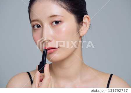 口紅を塗る女性 131792737