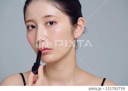 口紅を塗る女性 口紅を塗る女性 131792739