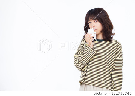 鼻をかむ女性 131792740