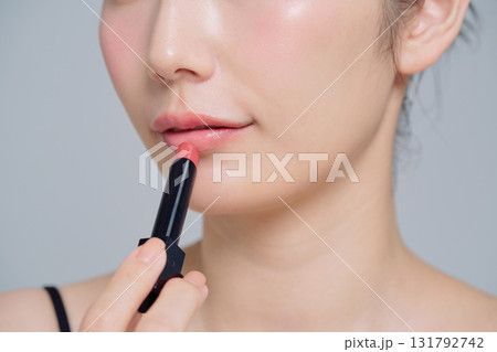 口紅を塗る女性 131792742