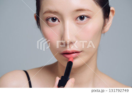 口紅を塗る女性 口紅を塗る女性 131792749