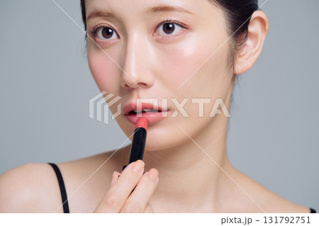 口紅を塗る女性 口紅を塗る女性 131792751