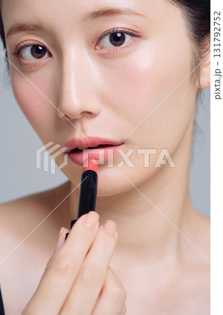 口紅を塗る女性 131792752