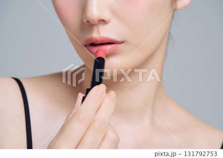 口紅を塗る女性 口紅を塗る女性 131792753