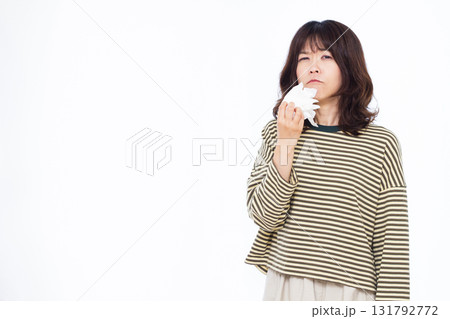 鼻をかむ女性 131792772