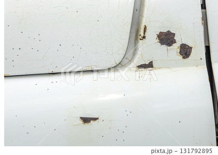 車のさび、きず　Rusty iron plate of an old car 131792895