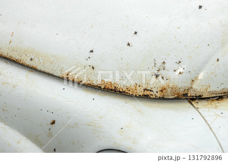 車のさび、きず　Rusty iron plate of an old car 131792896