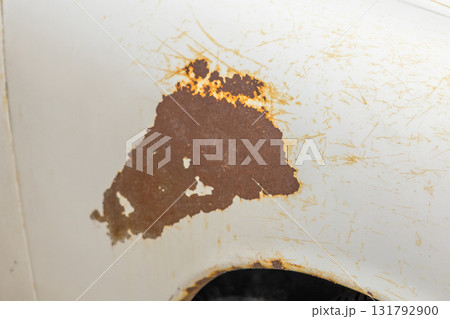車のさび、きず　Rusty iron plate of an old car 131792900