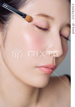 メイクをする女性のアップ メイクをする女性のアップ 131792913