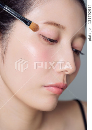 メイクをする女性のアップ 131792914