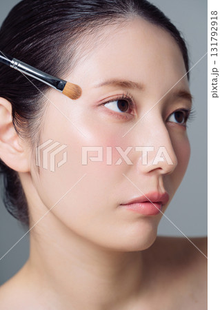 メイクをする女性のアップ 131792918
