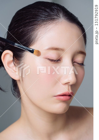 メイクをする女性のアップ 131792919