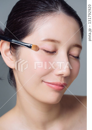 メイクをする女性のアップ 131792920