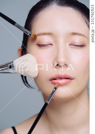 メイクをする女性のアップ 131792923