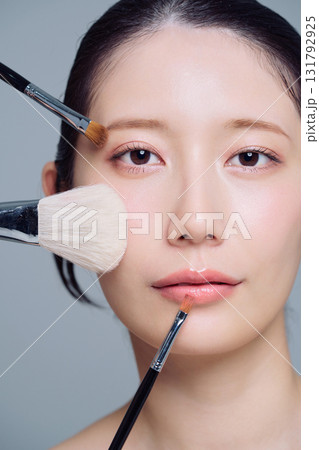 メイクをする女性のアップ 131792925