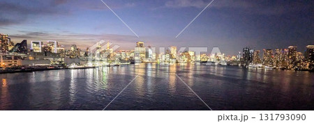 夜のベイエリア高層ビル街の夜景 夜のベイエリア高層ビル街の夜景 131793090