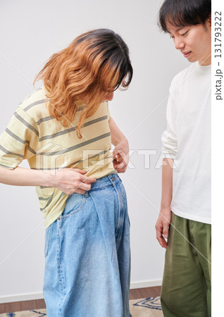 向き合う夫婦 妊婦 マタニティ 向き合う夫婦 妊婦 マタニティ 131793222