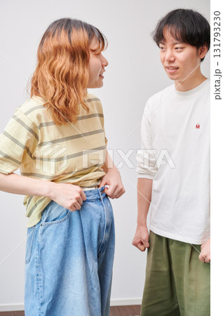 向き合う夫婦 妊婦 マタニティ 向き合う夫婦 妊婦 マタニティ 131793230