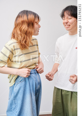 向き合う夫婦 妊婦 マタニティ 向き合う夫婦 妊婦 マタニティ 131793231