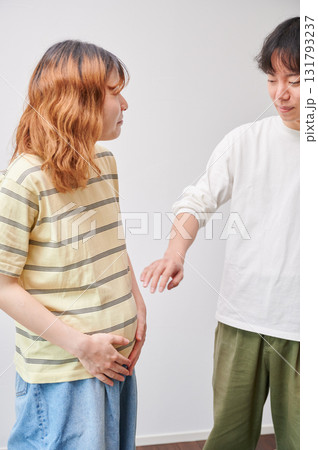 向き合う夫婦　妊婦　マタニティ 131793237