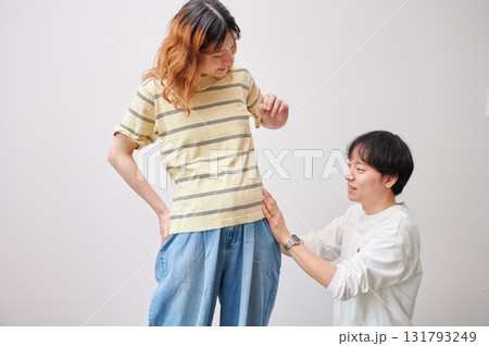向き合う夫婦 妊婦 マタニティ 向き合う夫婦 妊婦 マタニティ 131793249
