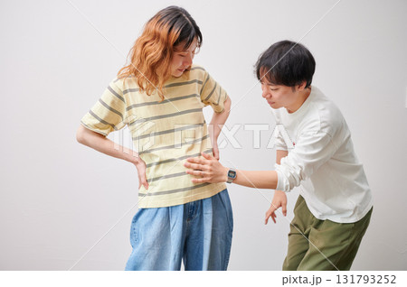 向き合う夫婦 妊婦 マタニティ 向き合う夫婦 妊婦 マタニティ 131793252