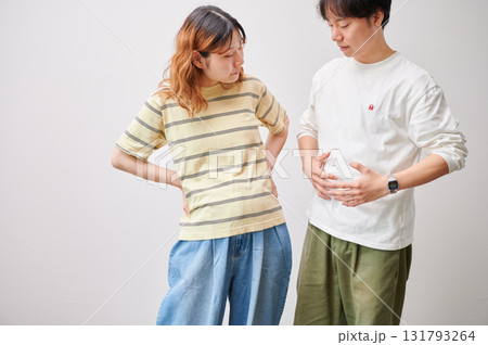 向き合う夫婦　妊婦　マタニティ 131793264