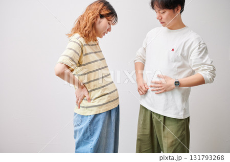 向き合う夫婦　妊婦　マタニティ 131793268