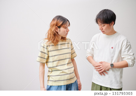 向き合う夫婦　妊婦　マタニティ 131793303