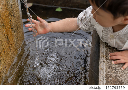 手を洗う子供 131793359