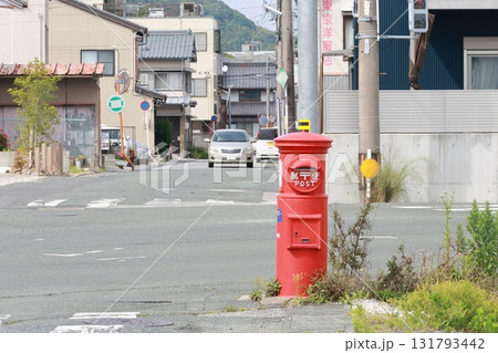 沿道に設置された赤色丸型ポスト 沿道に設置された赤色丸型ポスト 131793442