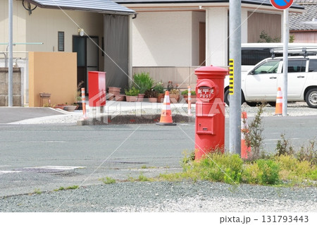 沿道に設置された赤色丸型ポスト 131793443